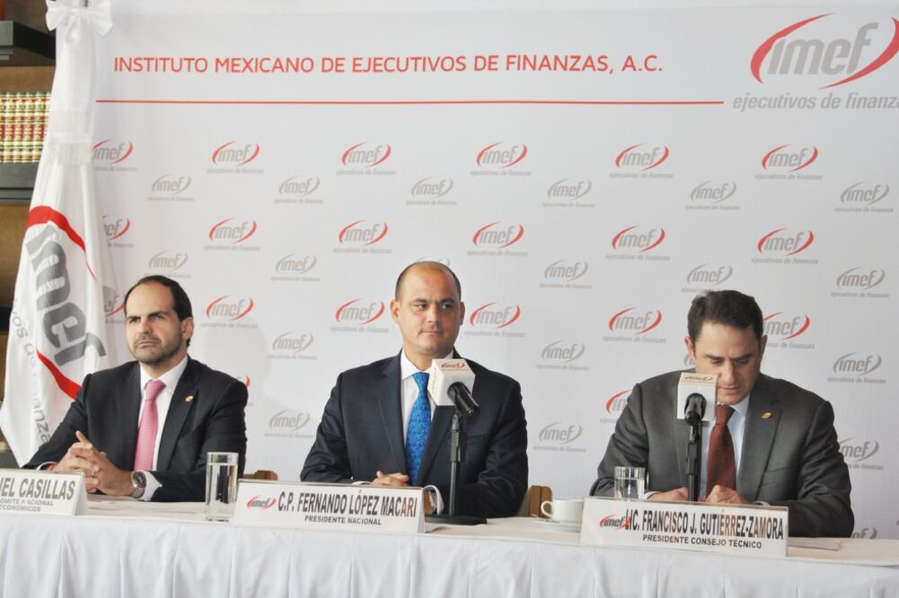 En conferencia de prensa, Fernando López Macari, presidente del IMEF (centro), dijo que los gobiernos federal y estatales deben promover una cultura de colaboración para no afectar la economía de las entidades federativas. (CORTESÍA)