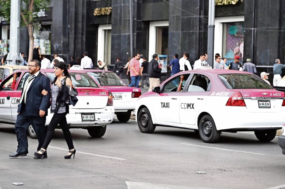 La Secretaría de Movilidad capitalina dio a conocer los detalles la renovación de la concesión y el remplacamiento de 136 mil taxis en la Gaceta Oficial de la Ciudad de México, que entran en vigor a partir de hoy (BERENICE FREGOSO. EL UNIVERSAL)