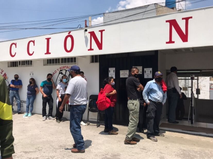En plantón permanente, trabajadores del ayuntamiento de Naucalpan esperan el pago de sus salarios 