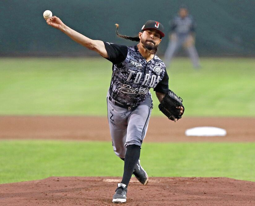 Con un rally de seis carreras en el sexto inning,Toros de Tijuana venció 8-2 a Pericos de Puebla para llevarse el primer juego de la Serie del Rey. La victoria fue para Miguel Peña. (ELOISA SÁNCHEZ. IMAGO7)
