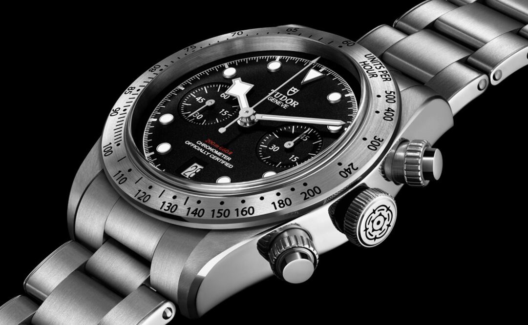 La caja del Black Bay Chrono de Tudor mide 41 milímetros y está hecha en acero. Su mecanismo es automático y garantiza 70 horas de reserva de marcha. Es hermético hasta 200 metros.