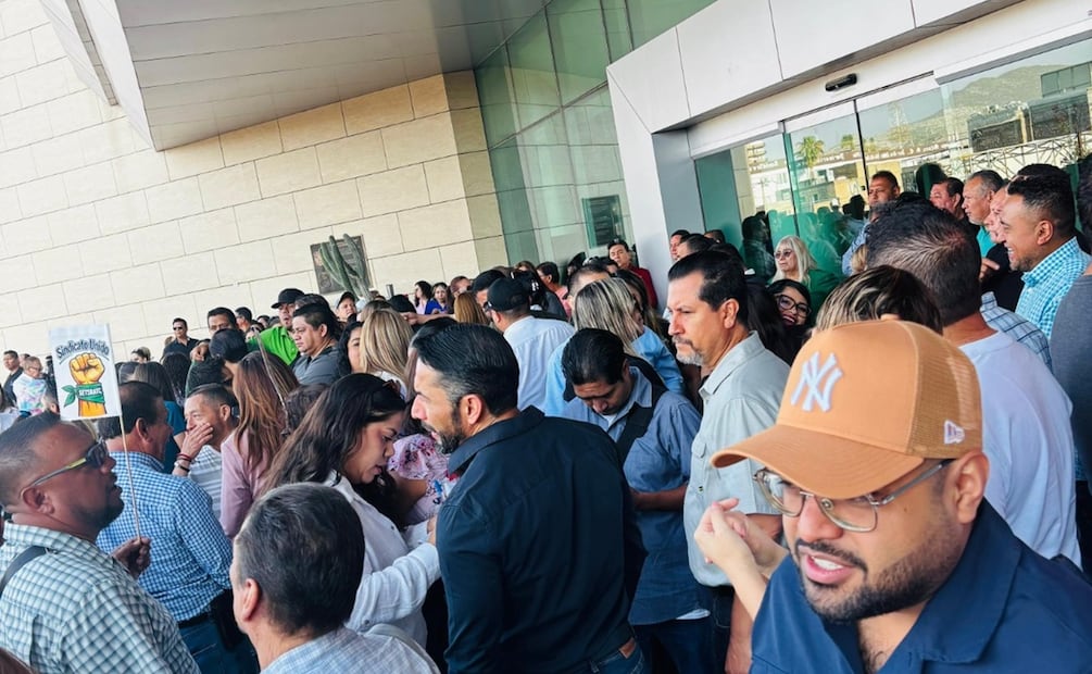 Los trabajadores llevaron pancartas que pegaron a la entrada de la presidencia. Foto: Especial