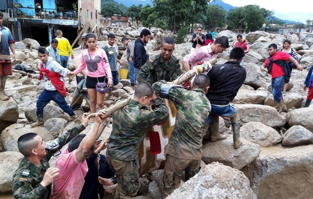 Al menos 154 personas murieron, centenares resultaron heridas y un número indeterminado están desaparecidas luego del desbordamiento de varios ríos en un ciudad selvática de Colombia. Foto EFE