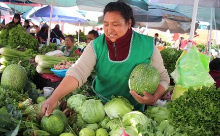 Crean figuras de calaveras con chilacayotes en Xochimilco