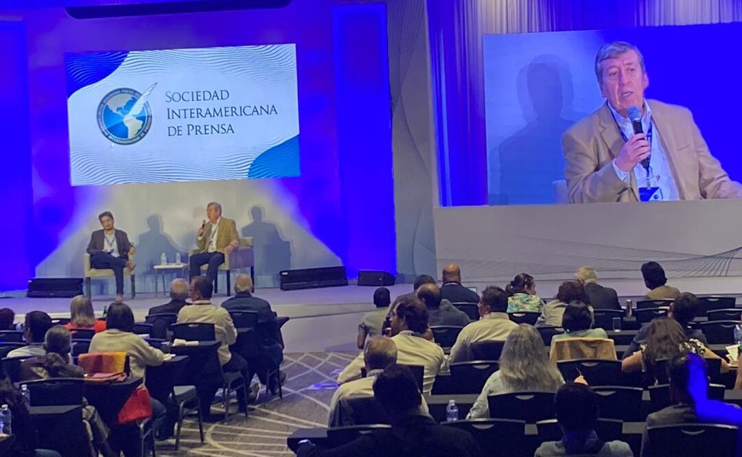 Pedro Vaca Villarreal, Relator Especial para la Libertad de Expresión de la CIDH, durante la 79 Asamblea General de la SIP y Roberto Rock, presidente de la SIP / Foto: Especial.