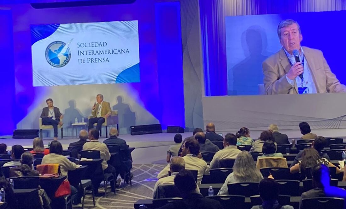 Pedro Vaca Villarreal, Relator Especial para la Libertad de Expresión de la CIDH, durante la 79 Asamblea General de la SIP y Roberto Rock, presidente de la SIP / Foto: Especial.