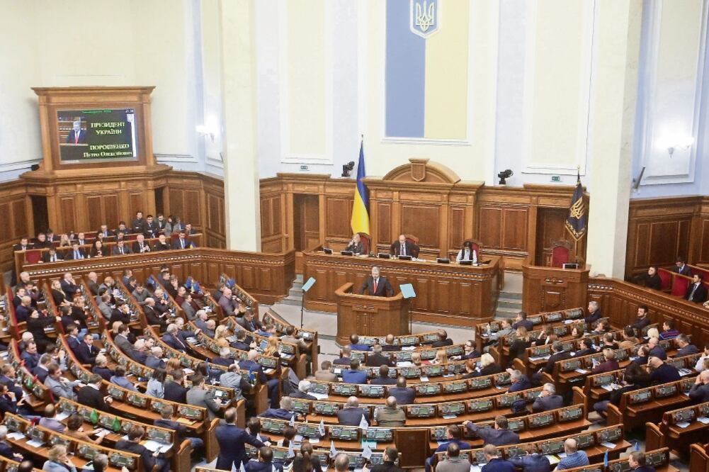 El presidente ucraniano, Petró Poroshenko, habló ayer durante una sesión extraordinaria del Parlamento, en Kiev. Foto: STEPAN FRANKO. EFE