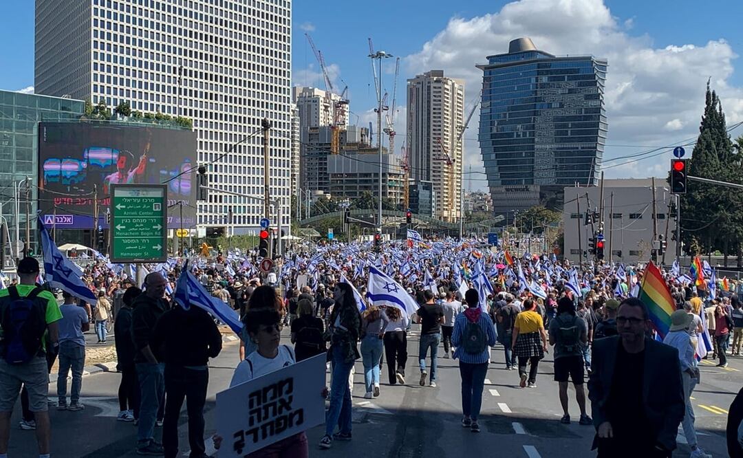 Miles de israelíes protestan en una de las principales intersecciones de la ciudad de Tel Aviv y exigen detener la reforma judicial impulsada por Benjamín Netanyahu. Foto: EFE 