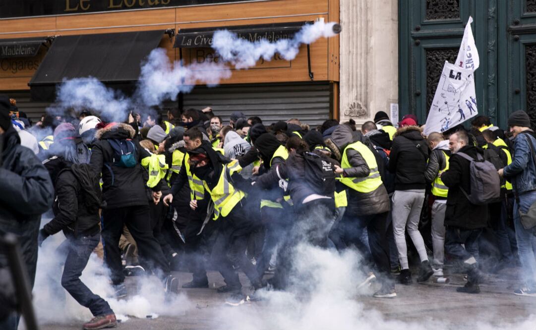 Este sábado los enfrentamientos estallaron entre la policía antidisturbios y los manifestantes, cerca de La Madeleine en París, Francia. FOTO: EFE