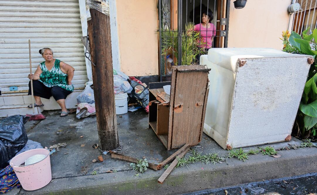 Habitantes de la colonia Pensador Mexicano, en Venustiano Carranza, sacaron a la calle sus cosas echadas a perder debido a la inundación de este martes. Foto: Luis Camacho / EL UNIVERSAL