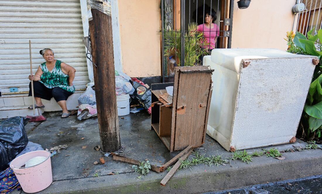 Habitantes de la colonia Pensador Mexicano, en Venustiano Carranza, sacaron a la calle sus cosas echadas a perder debido a la inundación de este martes. Foto: Luis Camacho / EL UNIVERSAL