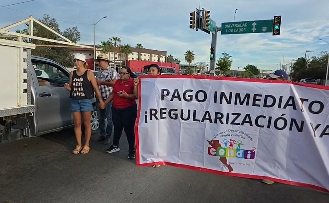 La movilización se realizó en el puente Mano Amiga, donde el personal impidió el paso vehicular durante varias horas. Foto: Especial