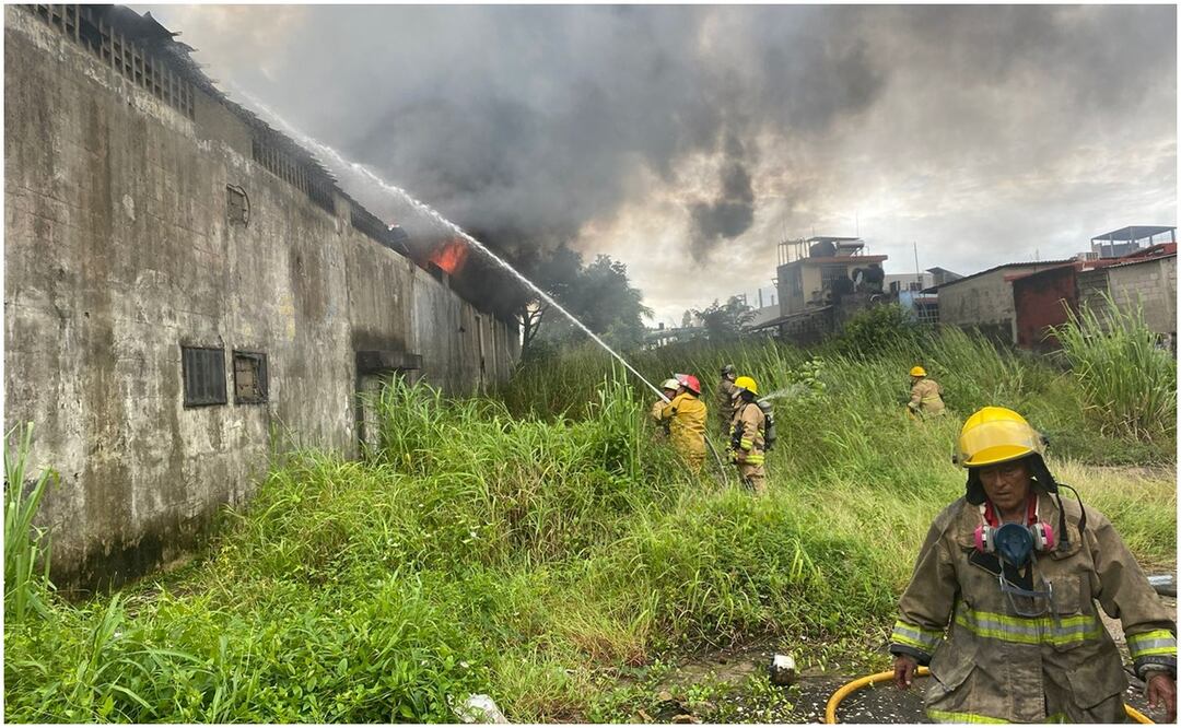 Este 23 de octubre, reportaron incendio en antro de Tabasco cuyas llamas han dejado perdidas millonarias. Foto: Especial