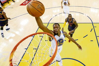 Warriors recibe a Cavs con zurra 