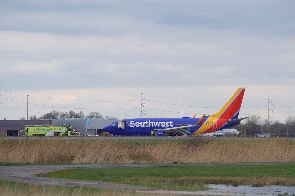 El avión de la aerolínea Southwest aterrizó de emergencia en el aeropuerto de Filadelfia (Foto: Reuters)