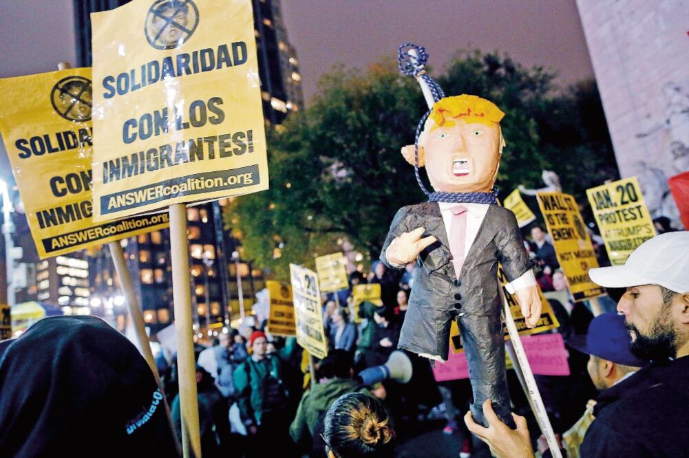 En Nueva York, un grupo de manifestantes contra el triunfo de Donald Trump en las elecciones presidenciales del martes, expresa su apoyo a los inmigrantes (EDUARDO MUNOZ. REUTERS)