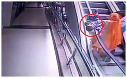 Por una selfie, muere bebé en escalera mecánica