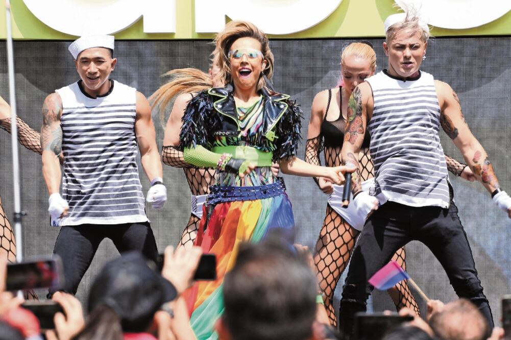 La cantante abrió la Marcha del Orgullo con un concierto en el Ángel. Foto/GERMÁN ESPÍNOSA. EL UNIVERSAL