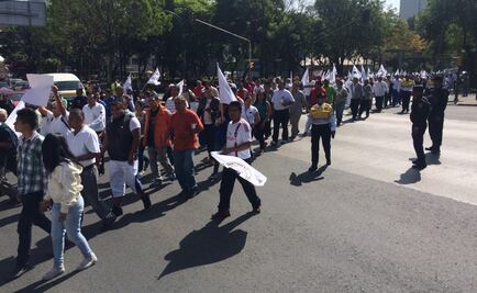 Taxistas protestan en avenida Álvaro Obregón