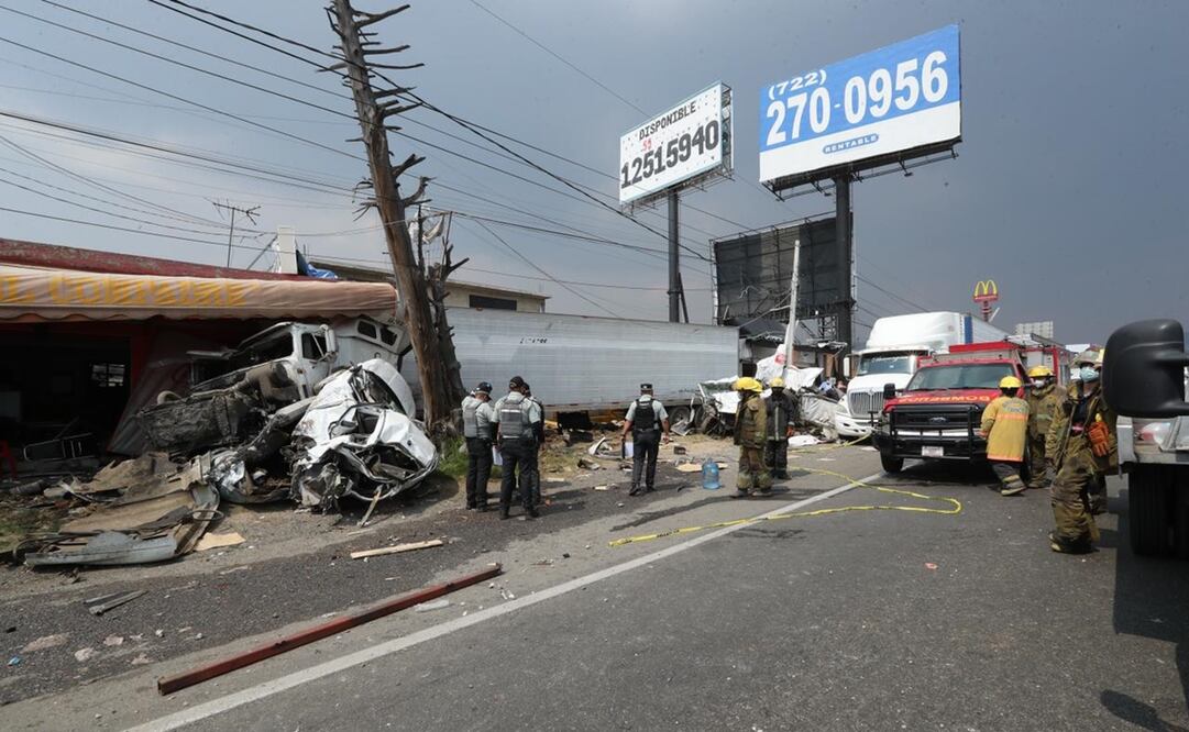Los cuerpos de las tres personas fallecidas, quedaron en la zona de acotamiento y bajo uno de los camiones de carga, por lo que se presume que eran comensales de la zona. Foto: Jorge Alvarado