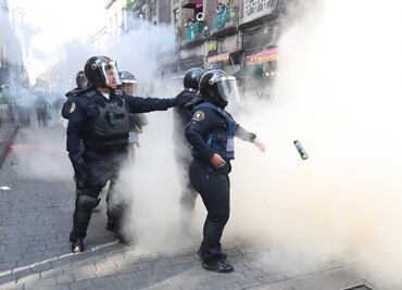 Encapuchados causan destrozos en marcha del 2 de octubre en el Centro Histórico