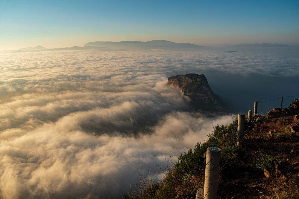 Contempla el mar de nubes desde lo alto del Cerro de la Media Luna. Foto: Unsplash