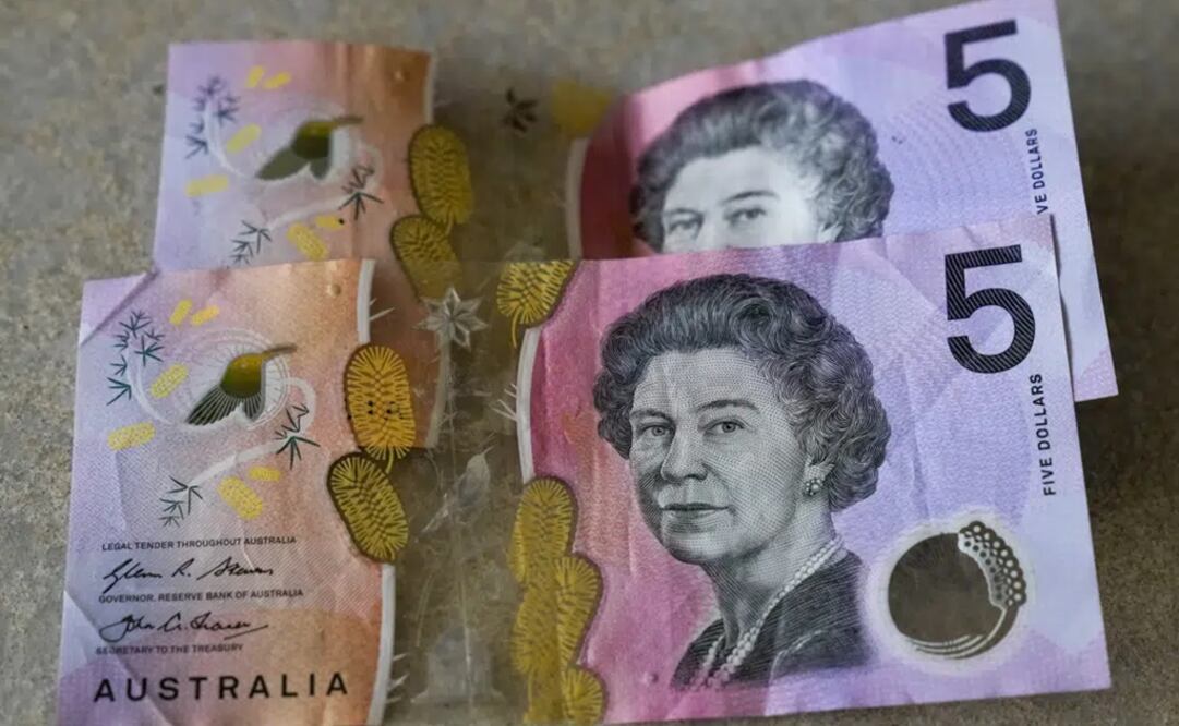 Billetes de 5 dólares australianos, el 10 de septiembre de 2022, en Sydney. Foto: AP