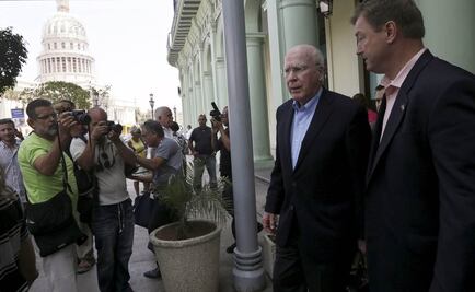 Van senadores de EU a Cuba