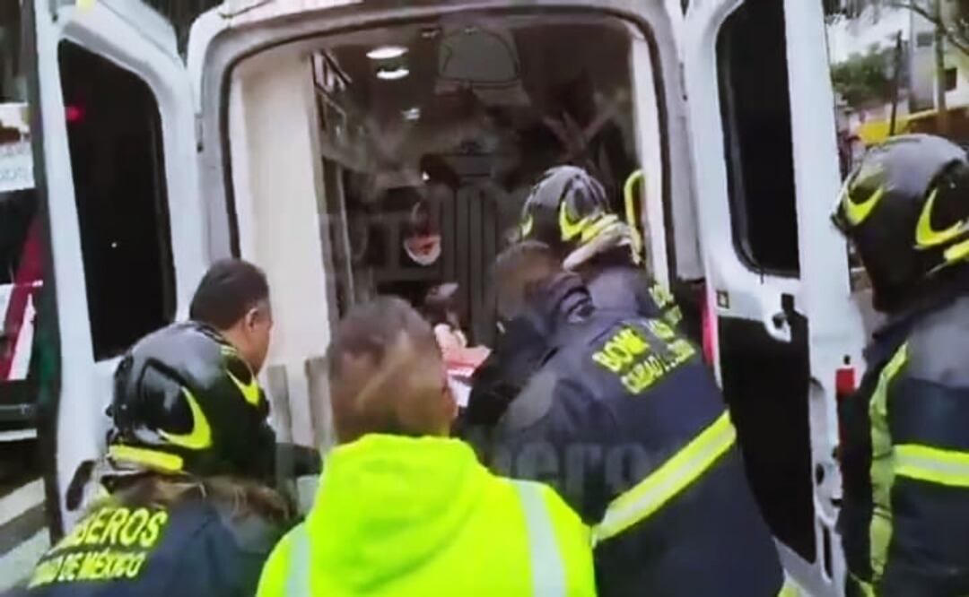 Patrulla choca con dos autos en Iztapalapa y deja tres policías y un civil lesionados. Foto: Especial