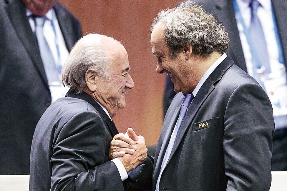 Joseph Blatter y Michel Platini hacían una alianza el año pasado; Infantino proviene de esa adminstración de FIFA (ARCHIVO. EL UNIVERSAL)