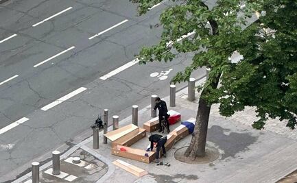 Arrestan en París a hombre que colocó ataúdes vacíos a los pies de la torre Eiffel