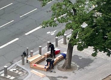 Arrestan en París a hombre que colocó ataúdes vacíos a los pies de la torre Eiffel