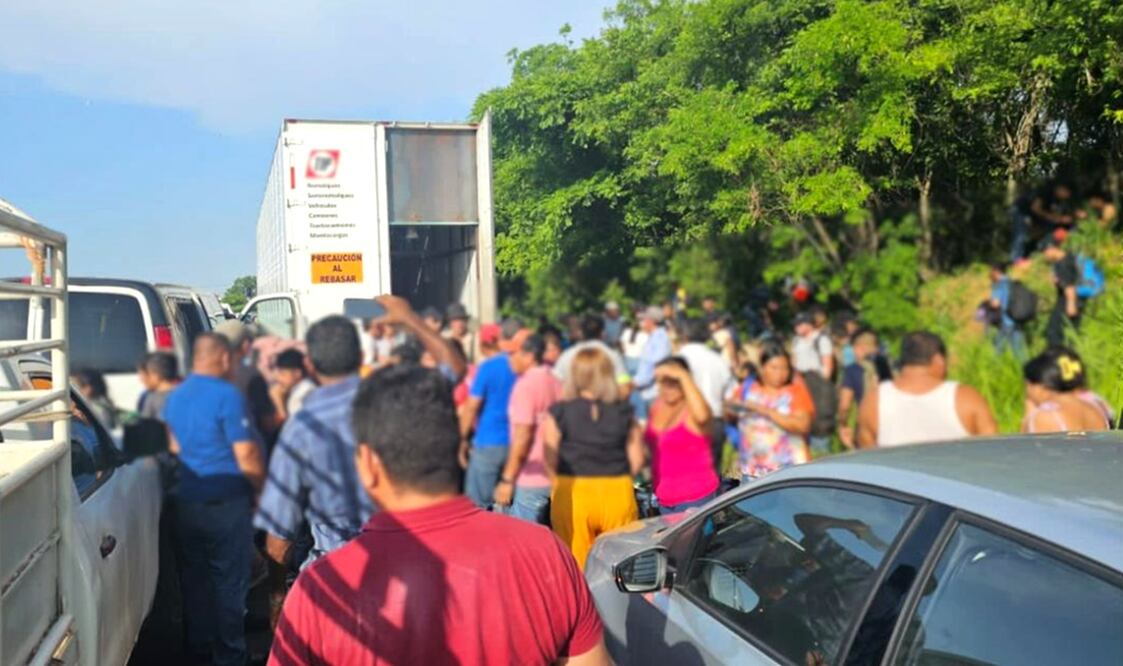 El INM rescató a 172 migrantes que fueron abandonados en la caja de un tractocamión en la carretera Jáltipan-Cosoleacaque en el estado de Veracruz. Foto:  especial