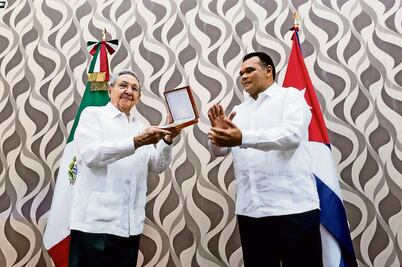 Condecoran a Castro por impulso a unidad de AL