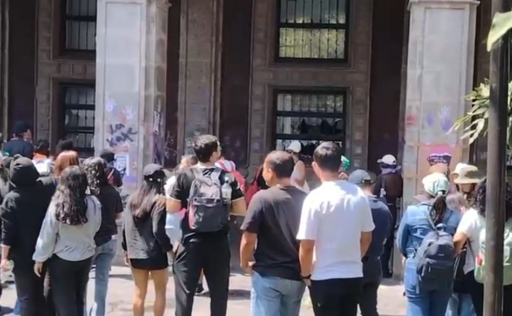 Colocan pancartas y hacen pintas en el Palacio de Morelos (03/03/2026). Foto: Especial