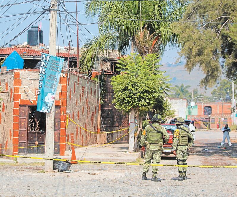 La balacera provocó que la casa se incendiara. Tras controlar el fuego, el grupo Tedax desactivó tres granadas que no estallaron. Foto: CARLOS ZEPEDA. EL UNIVERSAL