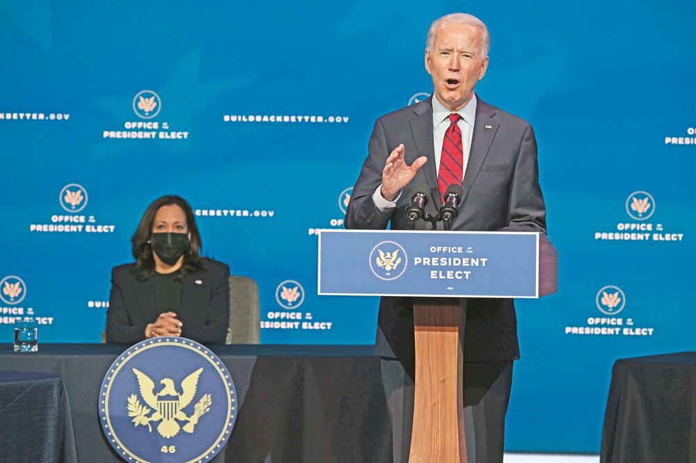 El presidente electo, Joe Biden, ayer con la vicepresidenta electa, Kamala Harris, durante una conferencia en el teatro The Queen, en Wilmington, Delaware. Foto: JIM WATSON. AFP