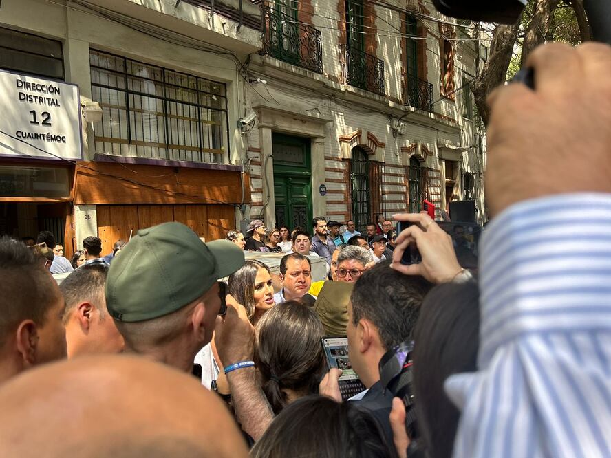A las afueras de la sección distrital 12 en la Alcaldía Cuauhtémoc, la candidata por la coalición “Va x México” Alessandra Rojo de la Vega exige a las autoridades del INE le entregue la constancia del triunfo en la alcaldía. (Foto: Iván Montaño/ EL UNIVERSAL)