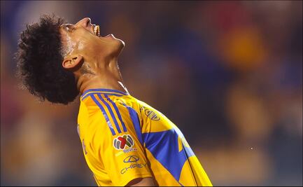 Liga MX: Uriel Antuna comete tremendo oso en pleno partido; lo tunden en redes por la jugada