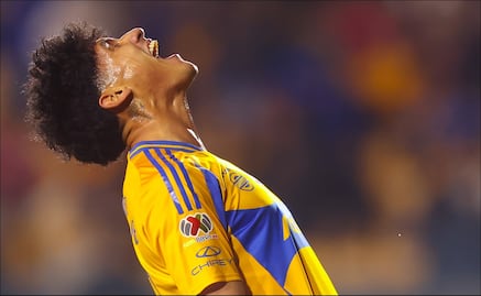 Liga MX: Uriel Antuna comete tremendo oso en pleno partido; lo tunden en redes por la jugada