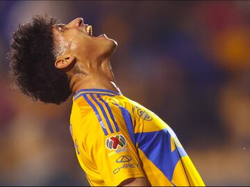 Liga MX: Uriel Antuna comete tremendo oso en pleno partido; lo tunden en redes por la jugada