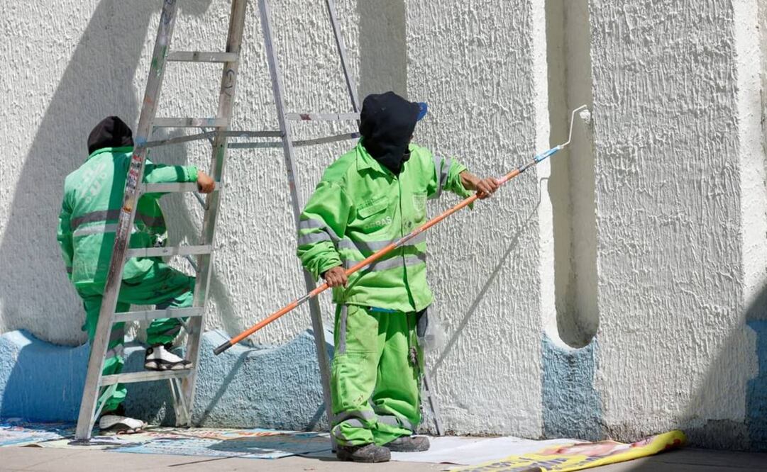 Una cuadrilla de la Dirección General de Servicios Urbanos y Sustentabilidad comenzó con el barrido, retiro de hojarasca y colocación de andamios para la posterior aplicación de pintura en la fachada del espacio. Foto: Especial