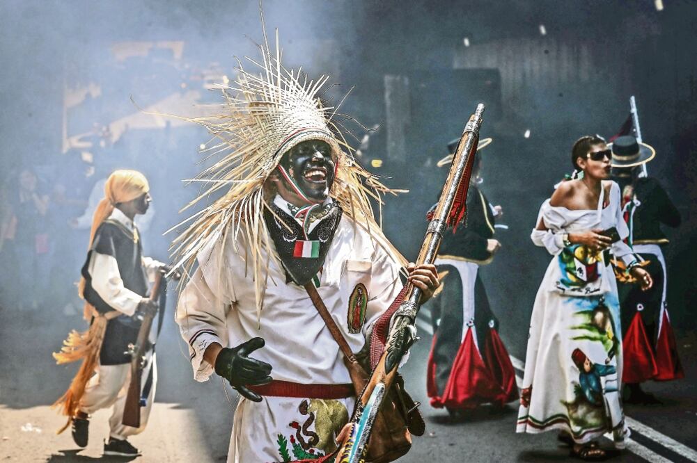 En avenida Oceanía los pobladores de Venustiano Carranza simulan el enfrentamiento histórico entre militares franceses e indígenas zacapoaxtlas, quienes a pesar de contar con pocos recursos, ganaron la batalla. (FOTOS: JUAN CARLOS REYES. EL UNIVERSAL)