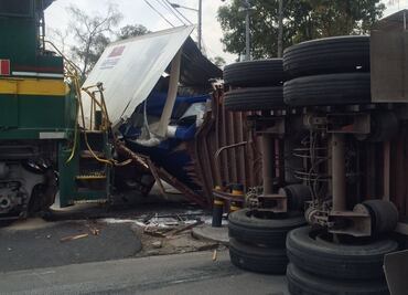 Fotos. Tren arrolla a tráiler en Insurgentes Norte