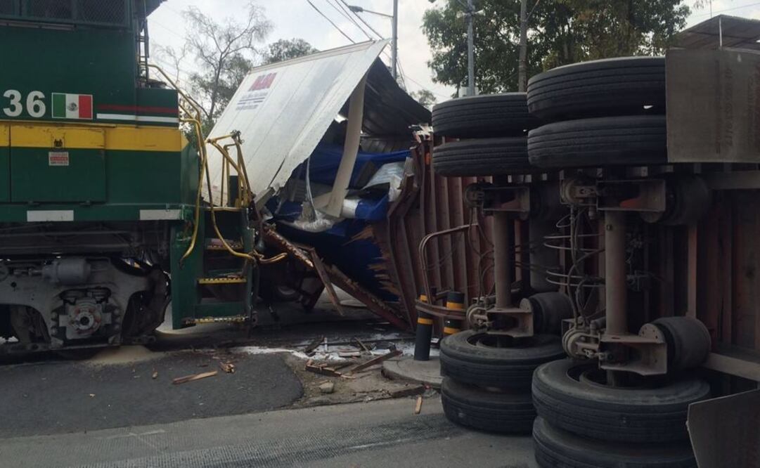Fotos. Tren arrolla a tráiler en Insurgentes Norte