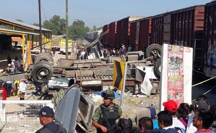 Tren embiste unidad de transporte público en San Juan del Río, Querétaro; reportan nueve muertos