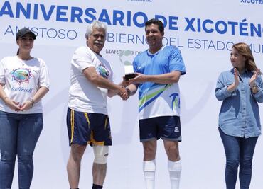 Juega gobernador de Tamaulipas partido de futbol
