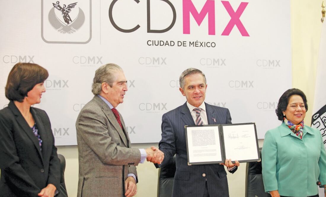 Rafael Tovar y de Teresa, Miguel Ángel Mancera y María Teresa Franco durante la firma del acuerdo (VALENTE ROSAS. EL UNIVERSAL)