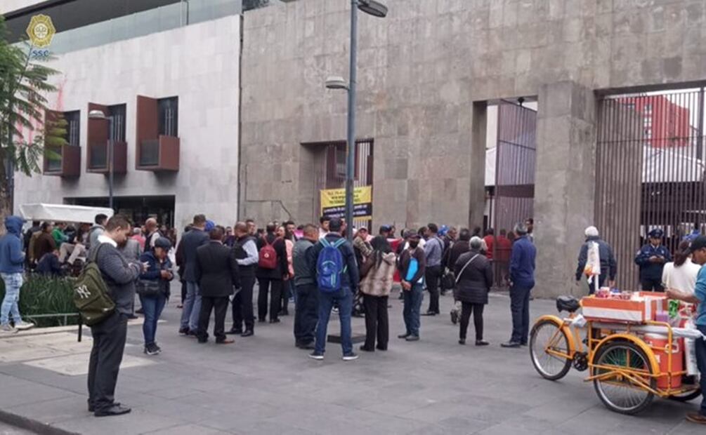 Concentración de manifestantes en Av. Juárez a la altura de Luis Moya. Foto: @OVIALCDMX