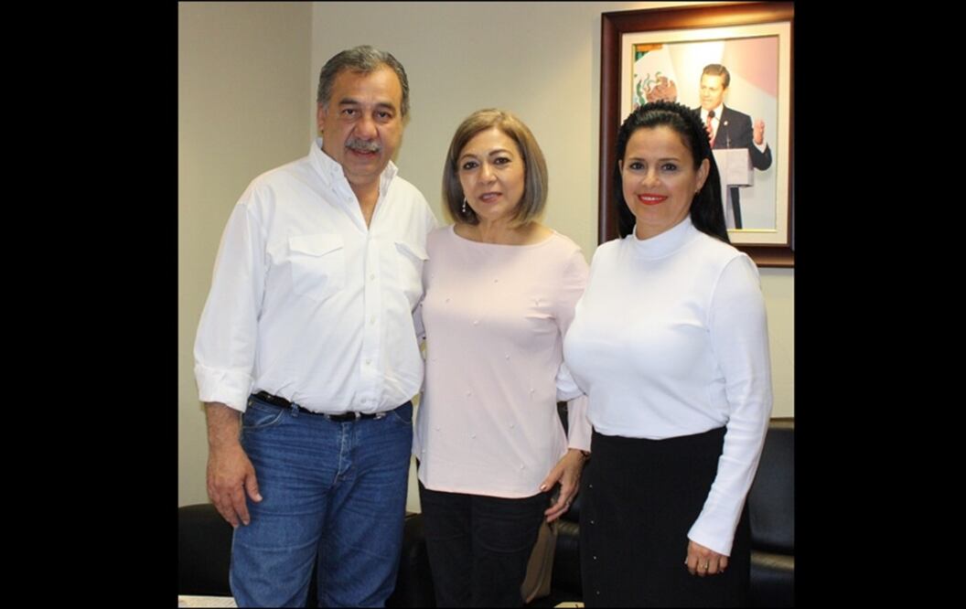 Al centro, la profesora María Herlinda González Vázquez, candidata a la alcaldía de Mier. Foto: Especial